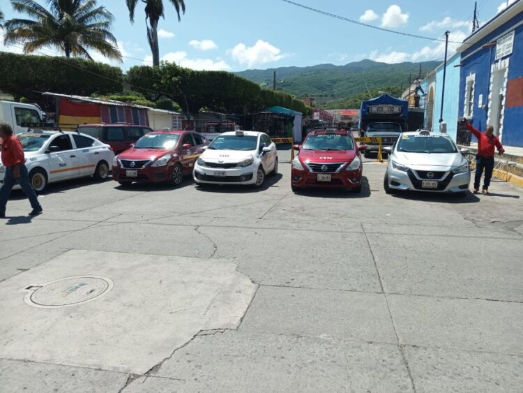 Reordenamiento vehicular en el centro de Ahuacatlán durante la Feria de Octubre