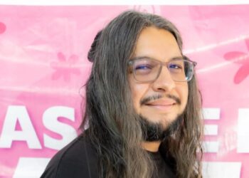 Varón pierde a su mamá por cáncer y dona cabello