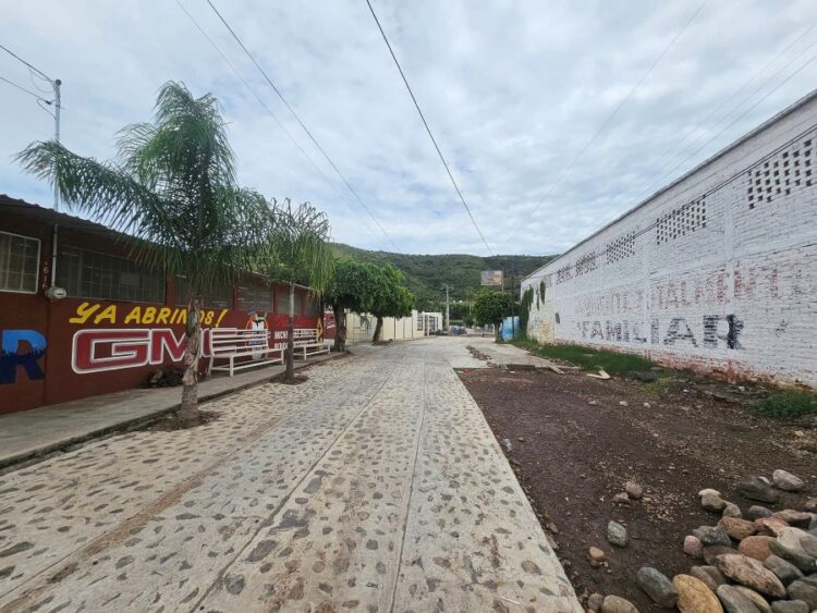 Avanza obra de empedrado ahogado en la calle Almendros de Ixtlán