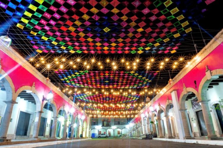 Cambio de escenario en el centro histórico: Adornos de la feria dan paso a la celebración del Día de Muertos