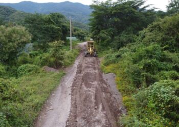 Continúan trabajos de rehabilitación a caminos rurales afectadas por el huracán Lidia en Ahuacatlán