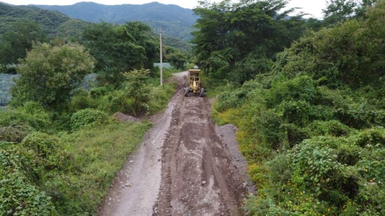 Continúan trabajos de rehabilitación a caminos rurales afectadas por el huracán Lidia en Ahuacatlán