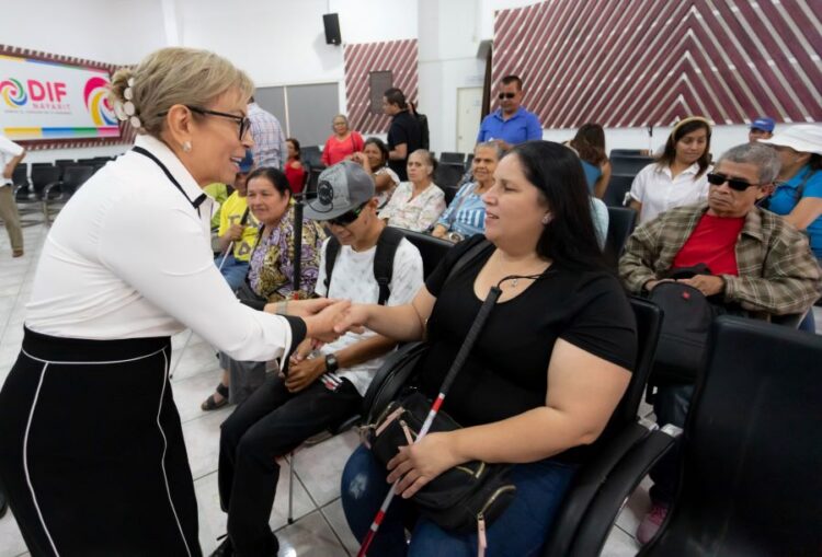 Entrega DIF Nayarit bastones blancos a personas con discapacidad visual