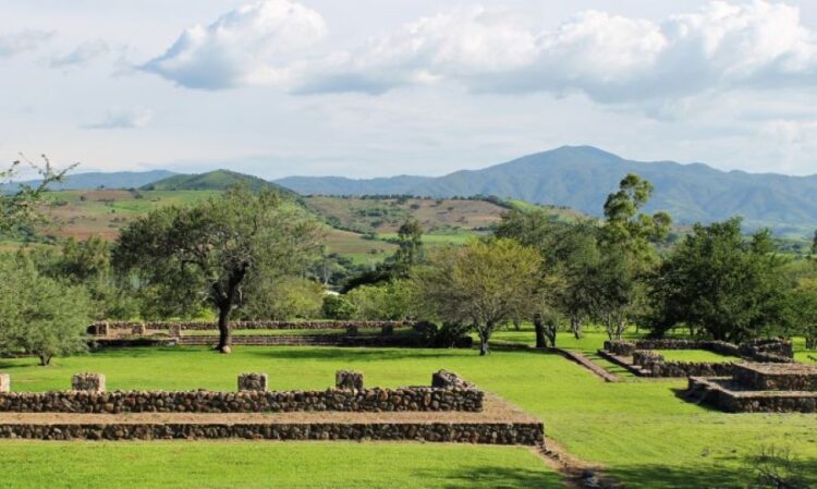 Montarán ofrenda monumental con miles de calaveras en la zona arqueológica de Ixtlán
