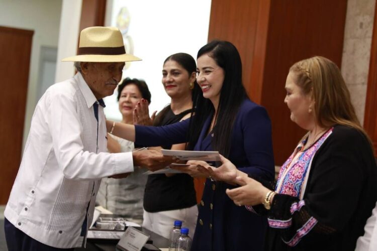 Reconoce Poder Legislativo talento de distinguidos nayaritas