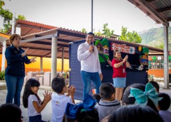 Toño Carrillo promueve la valoración de la vida en comunidades escolares