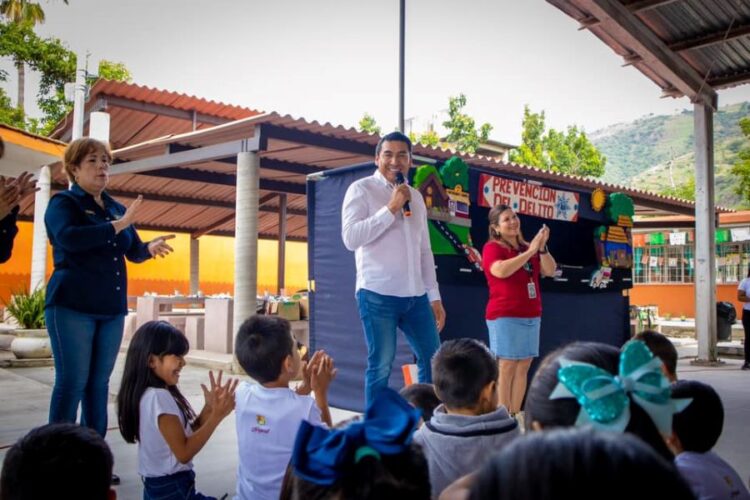 Toño Carrillo promueve la valoración de la vida en comunidades escolares