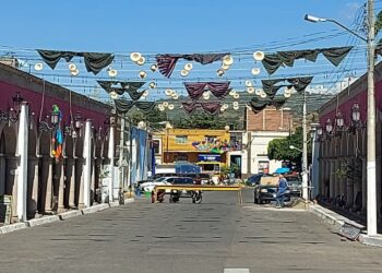 Centro de Ahuacatlán luce ahora adornos de la revolución