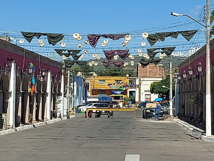 Centro de Ahuacatlán luce ahora adornos de la revolución