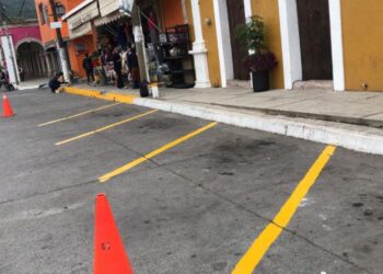 Continúa mantenimiento de señalética en calles de Ahuacatlán