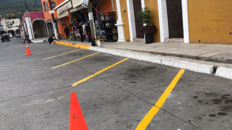 Continúa mantenimiento de señalética en calles de Ahuacatlán