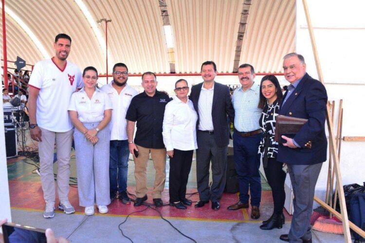 El ex basquetbolista Gustavo Ayón impartió conferencia a cientos de niños y jóvenes nayaritas
