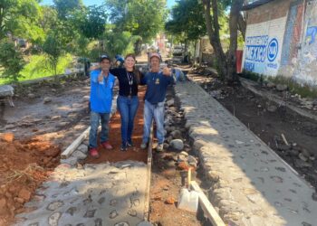 Elsa Nayeli supervisa avances en empedrado de la Felipe Carrillo Puerto
