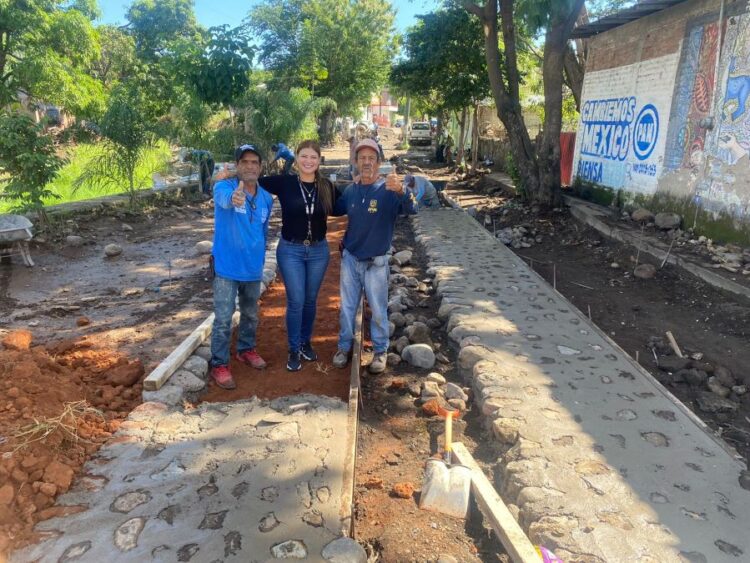 Elsa Nayeli supervisa avances en empedrado de la Felipe Carrillo Puerto