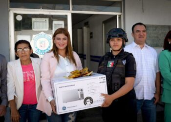 Entrega Elsa Nayeli uniformes y estímulo a la Policía de Ixtlán