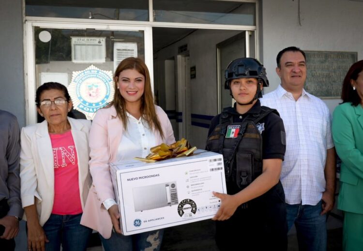 Entrega Elsa Nayeli uniformes y estímulo a la Policía de Ixtlán