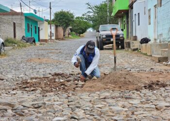Intensivos trabajos de bacheo y reparación de empedrado en Ixtlán del Río