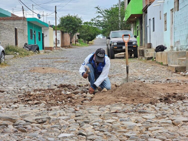 Intensivos trabajos de bacheo y reparación de empedrado en Ixtlán del Río