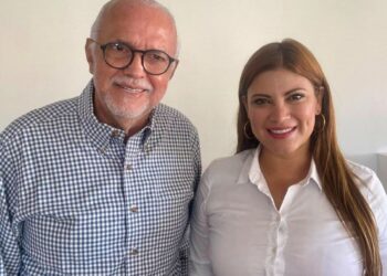 Presidenta de Ixtlán entrega invitación y plantea proyectos a Navarro Quintero