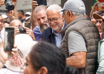 Dialoga Miguel Ángel Navarro Quintero con trabajadores del SUTSEM Nayarit