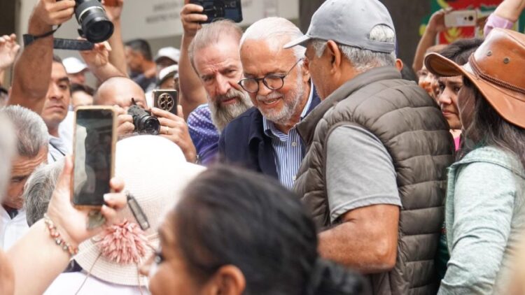 Dialoga Miguel Ángel Navarro Quintero con trabajadores del SUTSEM Nayarit