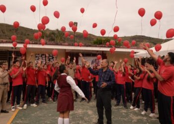 Emotiva despedida de las aulas al Profesor Pedro Roberto Velazco