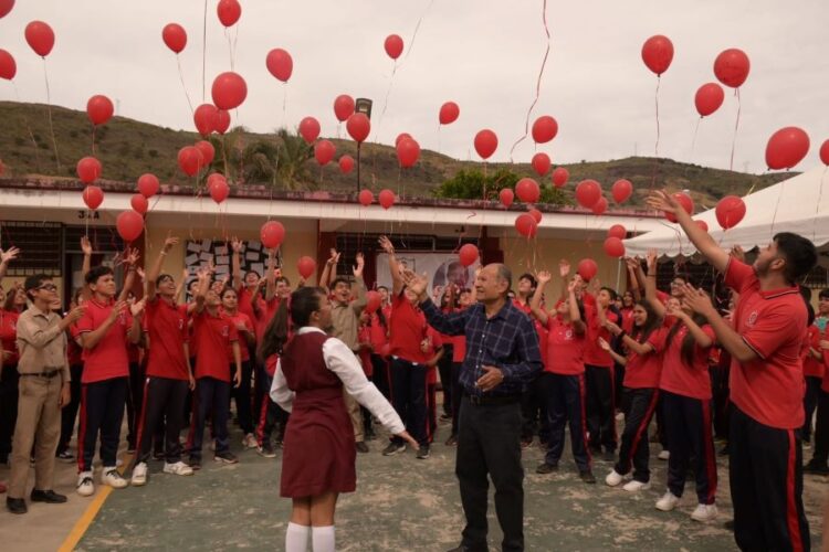 Emotiva despedida de las aulas al Profesor Pedro Roberto Velazco