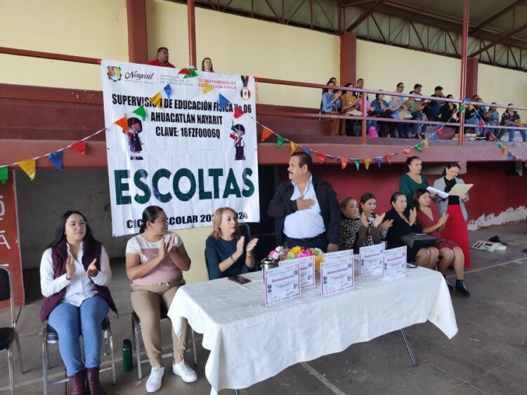 Exhibición de escoltas en la Unidad Deportiva de Ahuacatlán