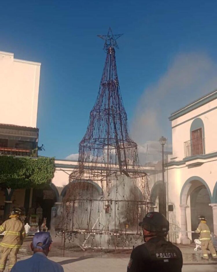 Montan nuevo Árbol de Navidad en la plaza principal de Ixtlán 