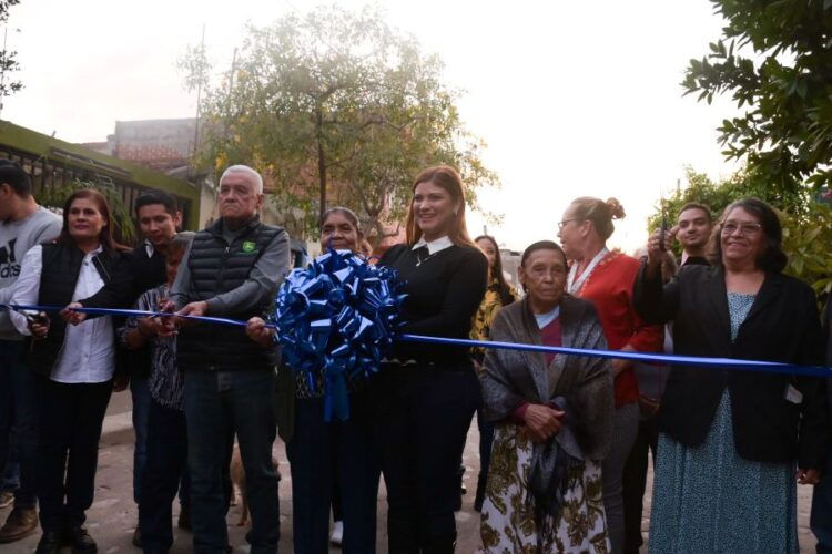 Vecinos de la Demetrio Vallejo en Ixtlán contentos con nuevo empedrado