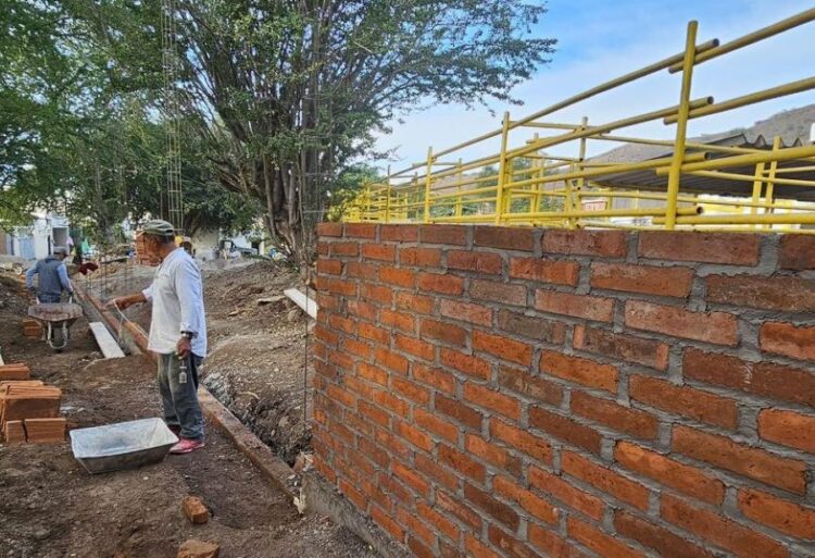 Inicia construcción de barda perimetral en el rastro municipal de Ixtlán