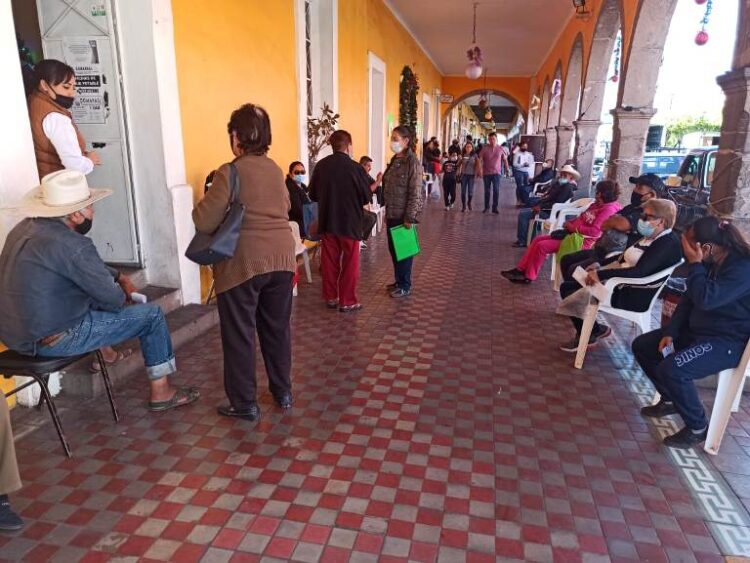 Largas colas para pagar el agua en Ixtlán