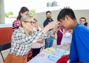 Otorga DIF Nayarit lentes graduados y de lectura a familias nayaritas