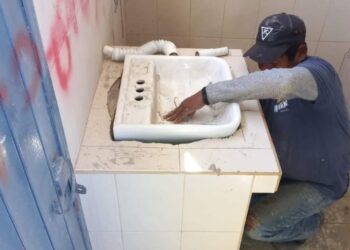 Reparan daños en baños de la Unidad Deportiva de Ixtlán