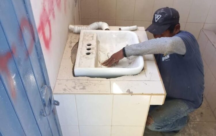 Reparan daños en baños de la Unidad Deportiva de Ixtlán