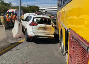 Terrible carambola en autopista Jala-Compostela