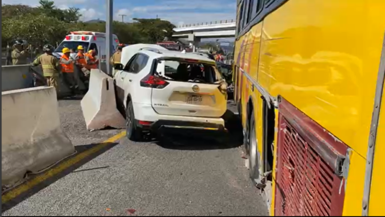 Terrible carambola en autopista Jala-Compostela