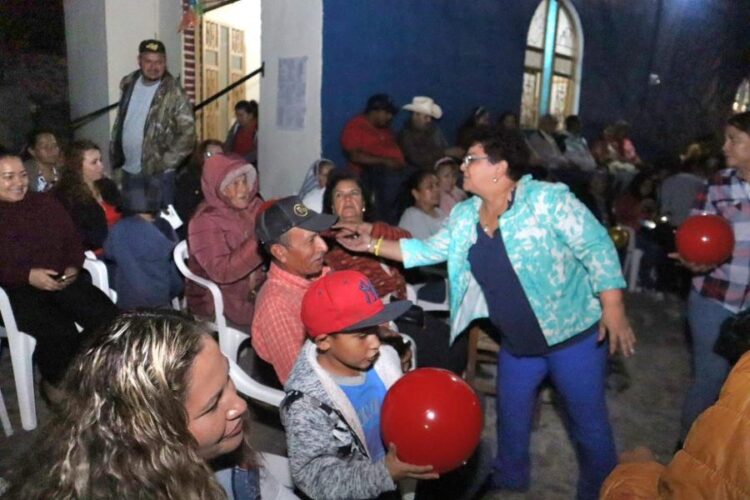 Total apoyo de presidenta de Ahuacatlán a fiestas patronales en comunidades