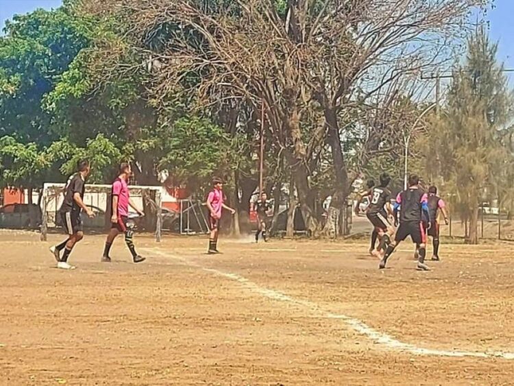 Futbolistas de Ahuacatlán piden empastado de su campo deportivo