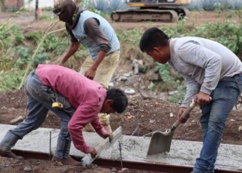 Presentan en Ahuacatlán el libro «100 poemas de amor» de Marco Antulio Arellano