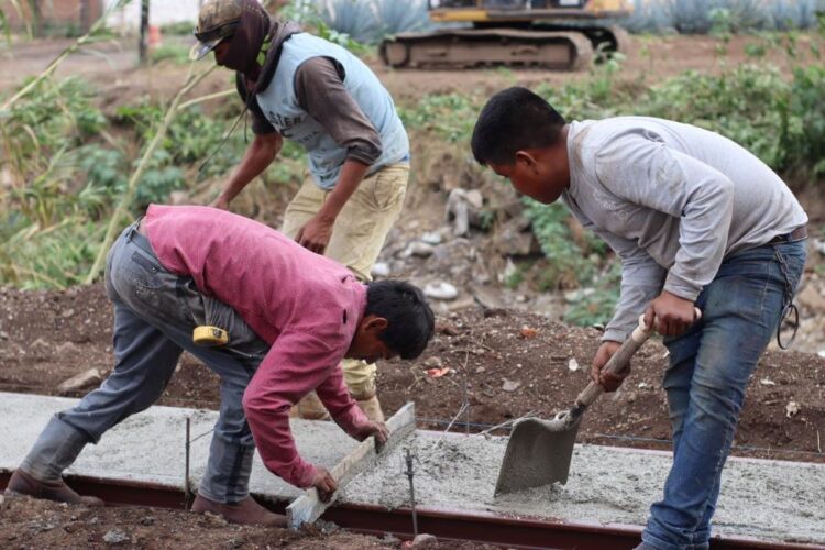 Presentan en Ahuacatlán el libro «100 poemas de amor» de Marco Antulio Arellano