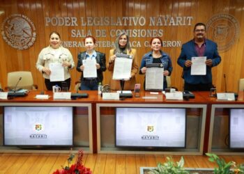 Presentan en Ahuacatlán el libro «100 poemas de amor» de Marco Antulio Arellano