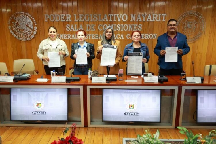 Presentan en Ahuacatlán el libro «100 poemas de amor» de Marco Antulio Arellano