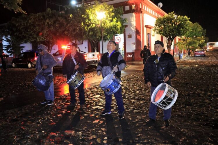 Tambores, trompeta y chirimía anuncian la proximidad de La Judea, en Jala