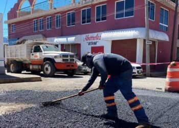 Tapan baches en la calle Aldama de Ixtlán