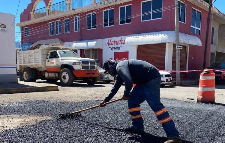 Tapan baches en la calle Aldama de Ixtlán