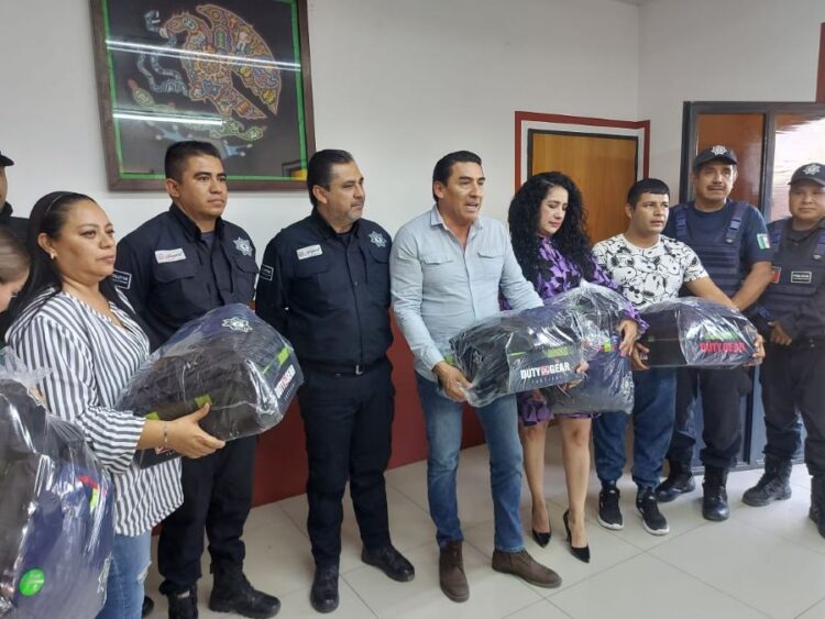 Toño Carrillo entrega uniformes y equipamiento a la policía municipal