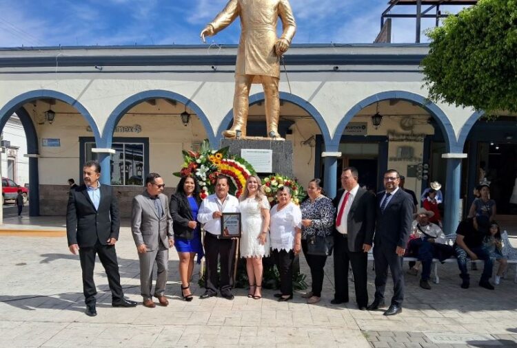 Entregan medalla al mérito “Gral. Eulogio Parra” al decano de la radio en Ixtlán, Manuel López Ramírez