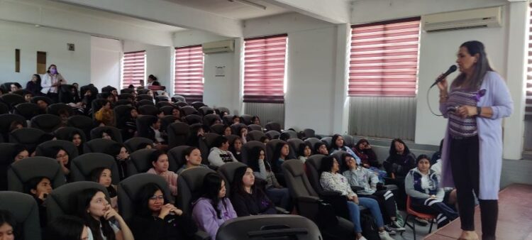 Imparten pláticas sobre violencia en el noviazgo y técnicas de defensa personal en Prepa de Ixtlán