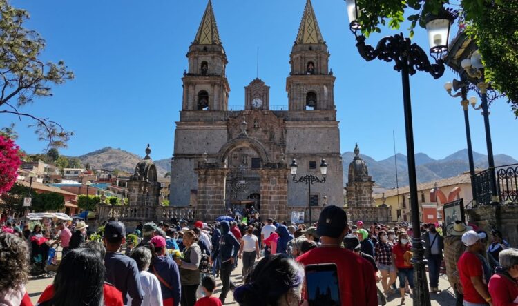 Recobra vida Ahuacatlán tras regreso de peregrinos a Talpa